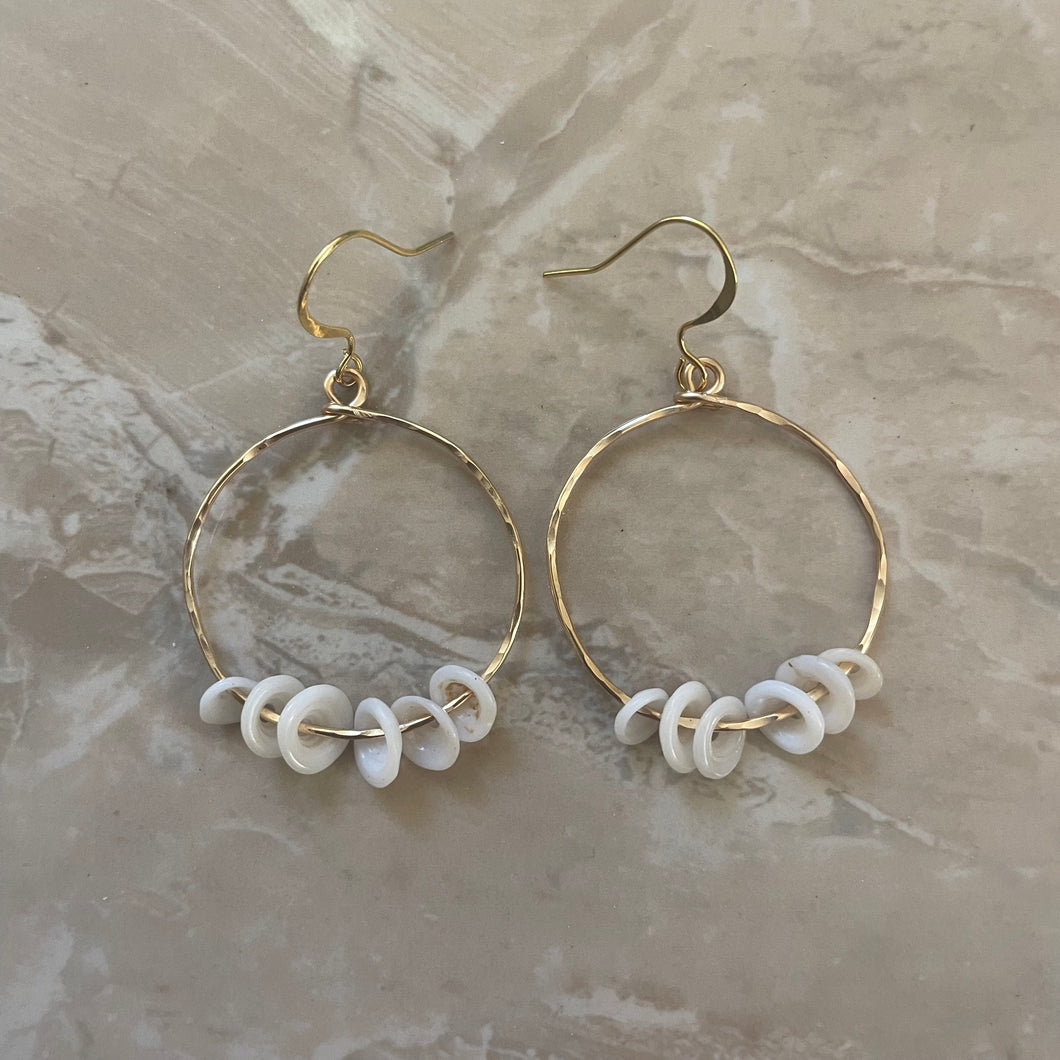 KAUAI PUKA SHELL MINI HOOPS