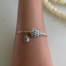 Load image into Gallery viewer, MAMA + BABY CONE SHELL BANGLE SIZE 7
