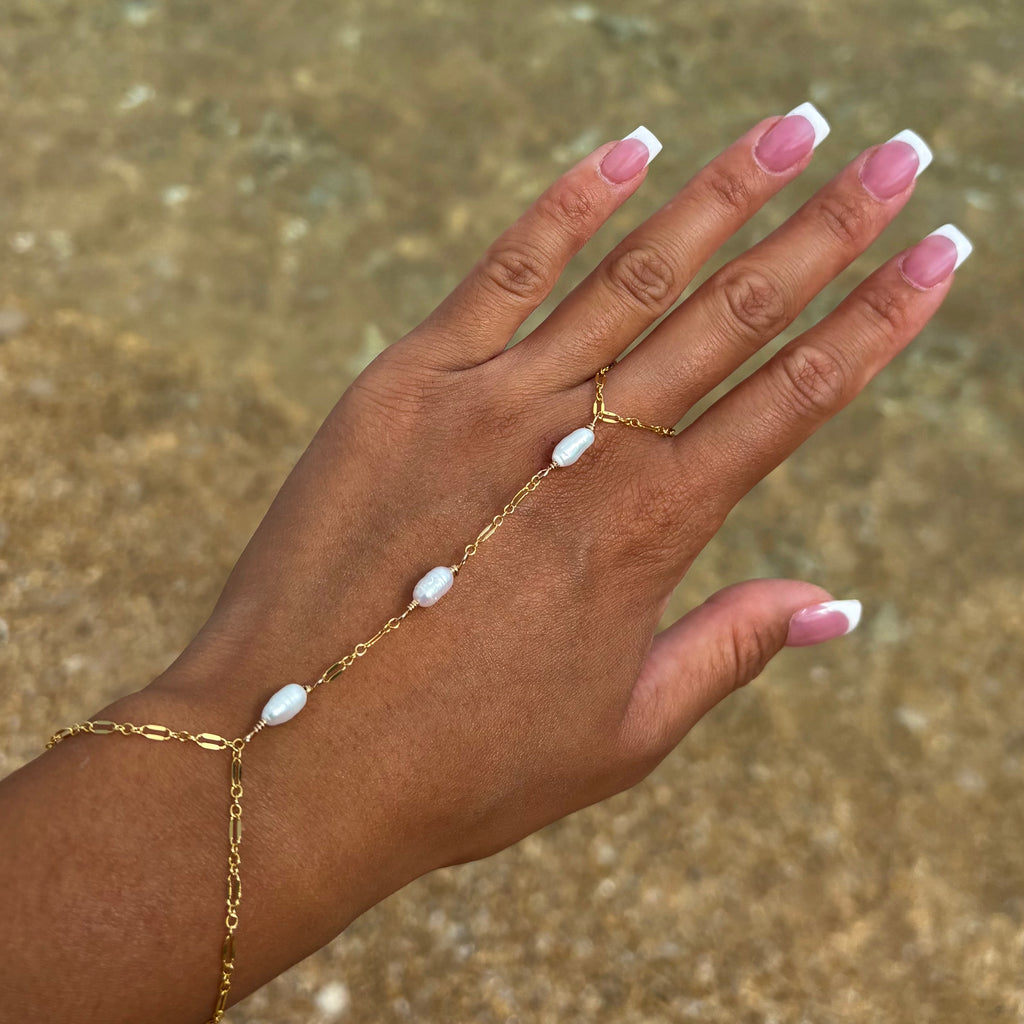 WHITE KESHI HAND CHAIN