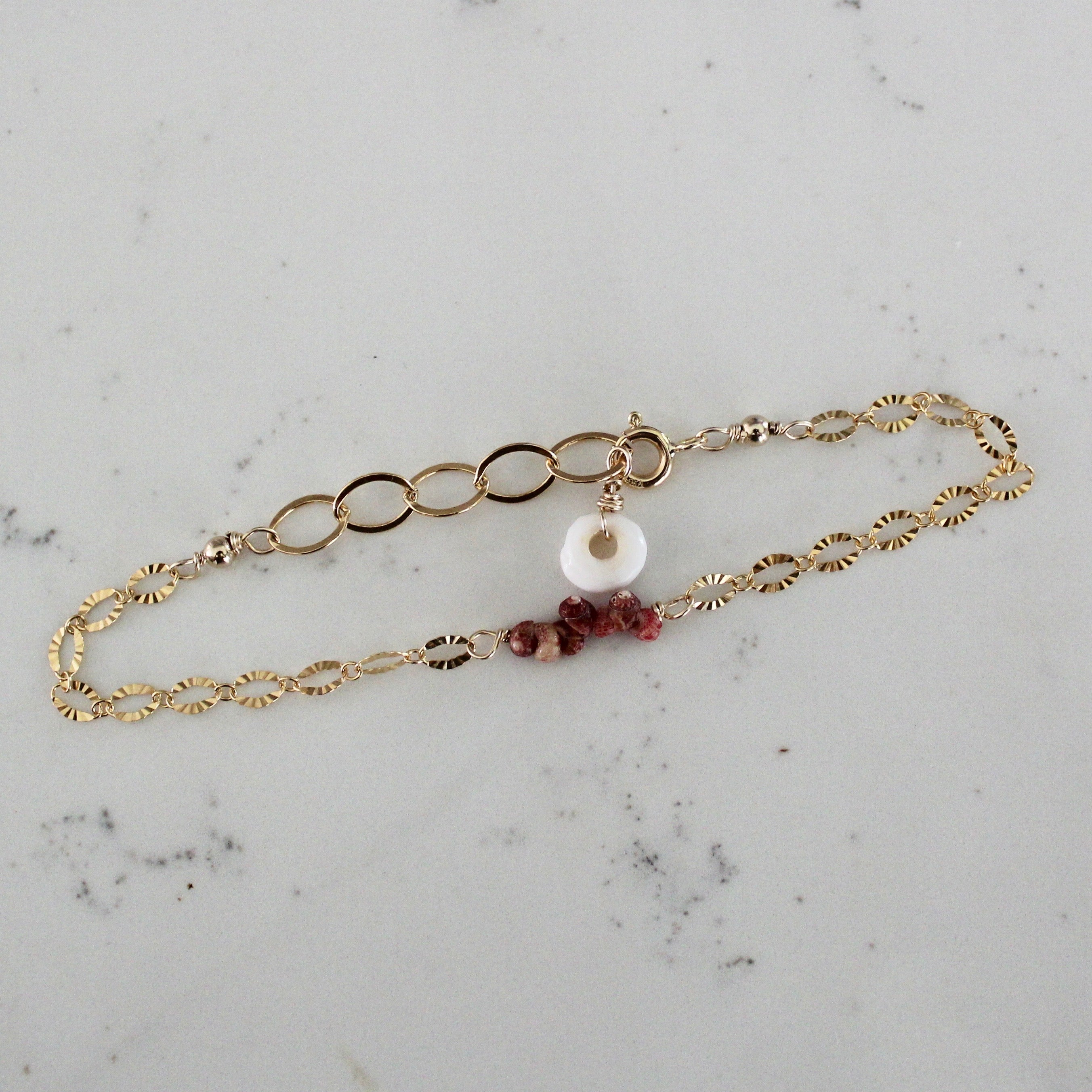 DAINTY KAHELELANI SHELL BRACELET