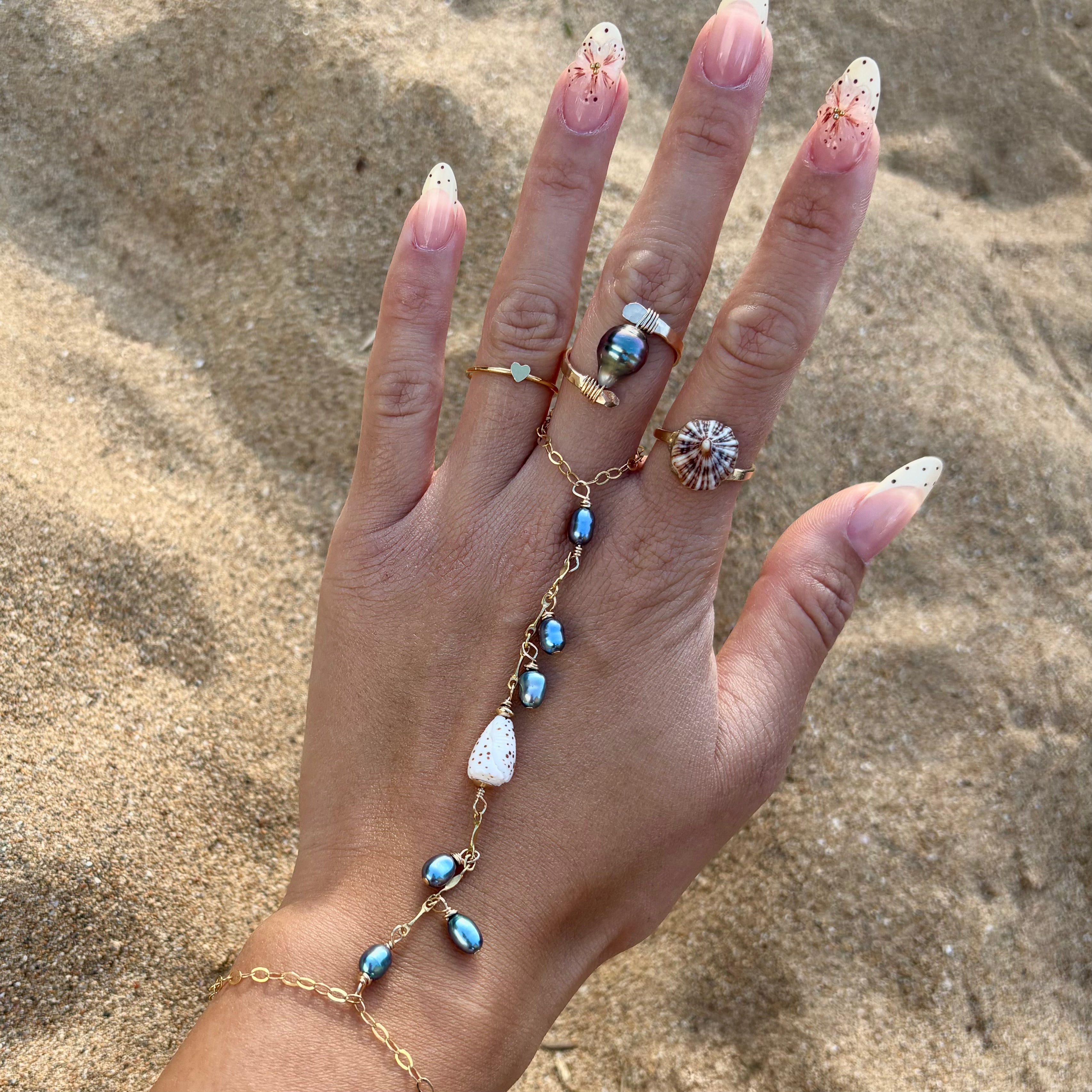 MERMAID KESHI HAND CHAIN