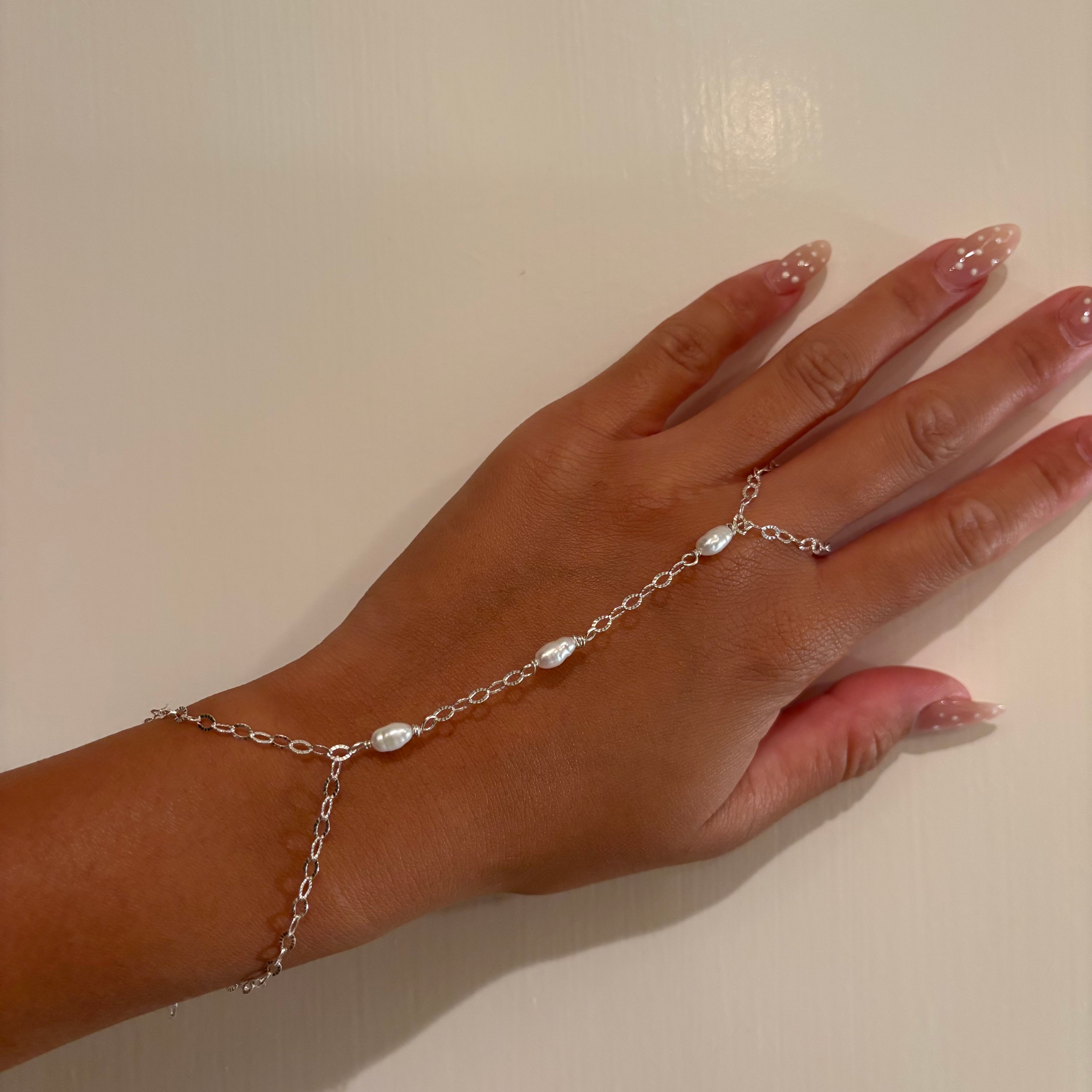 STERLING SILVER KESHI HAND CHAIN