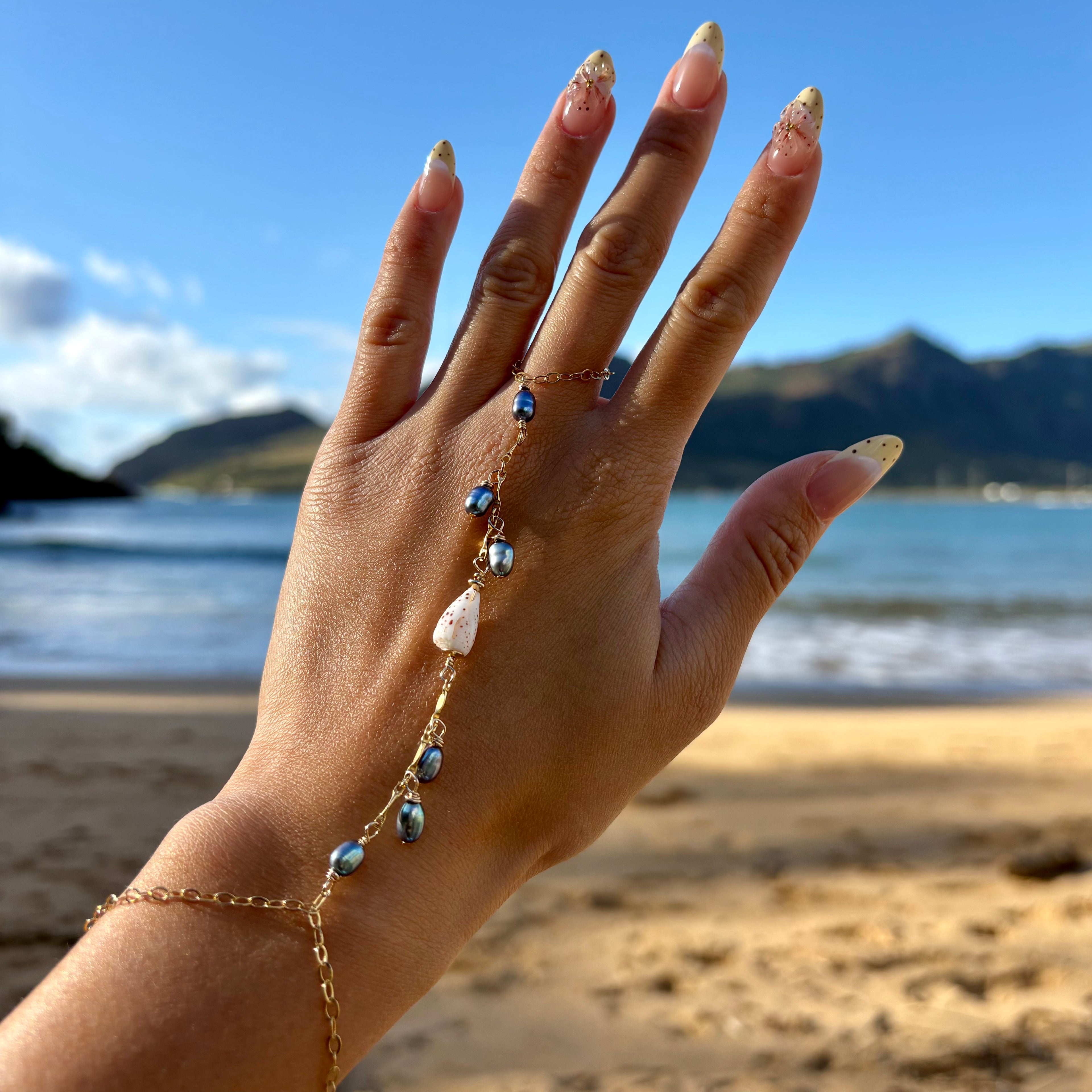 MERMAID KESHI HAND CHAIN