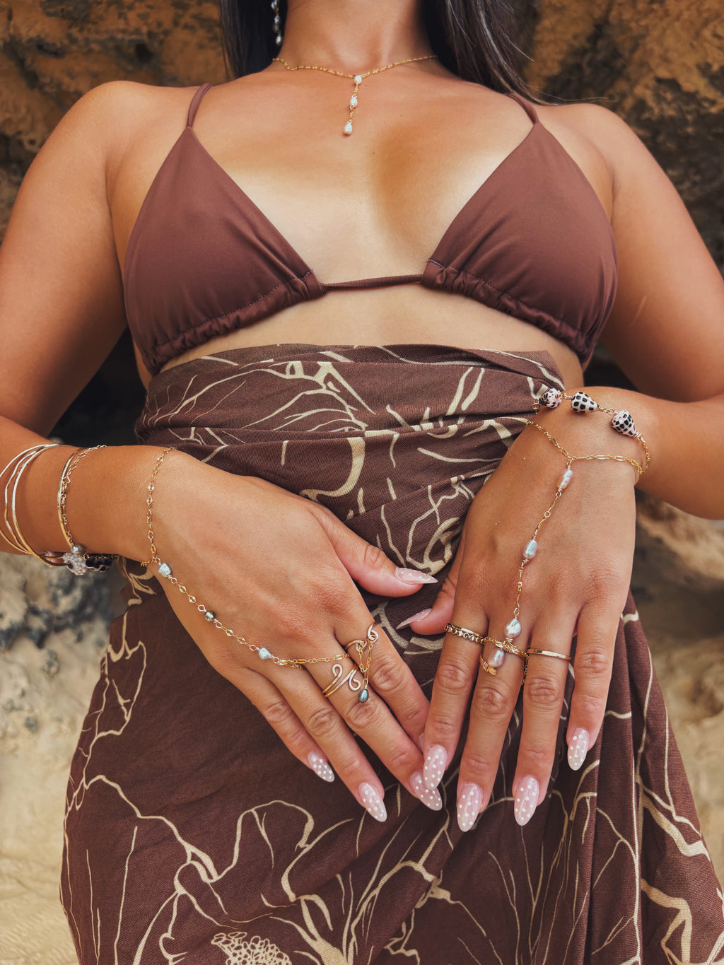 ISLA KESHI HAND CHAIN