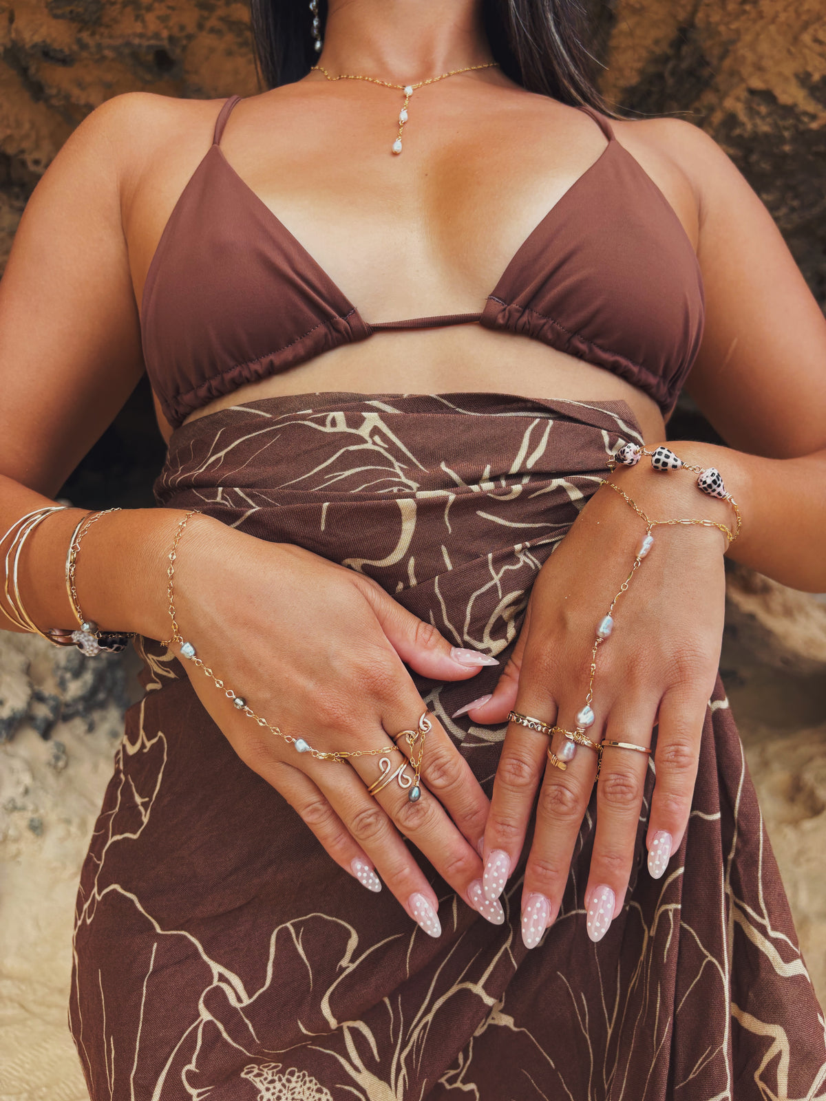 ISLA KESHI HAND CHAIN