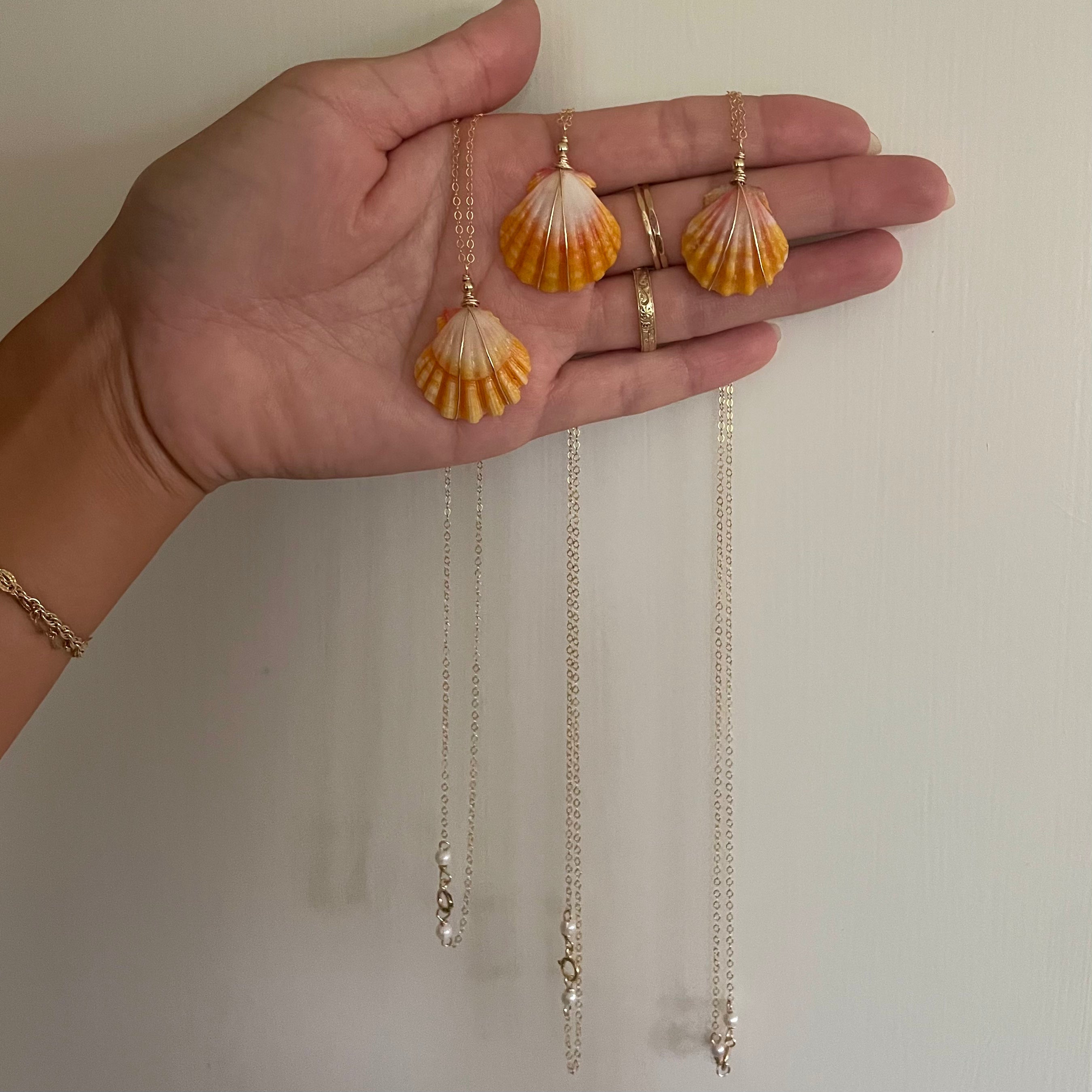CLASSIC GOLD SUNRISE SHELL NECKLACE