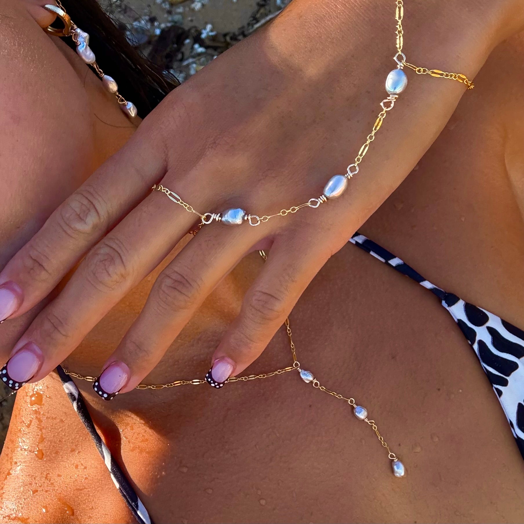 ISLA KESHI HAND CHAIN