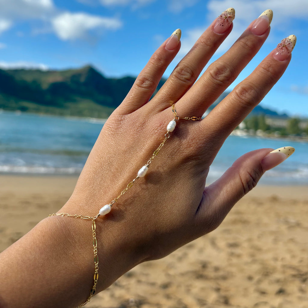 WHITE KESHI HAND CHAIN