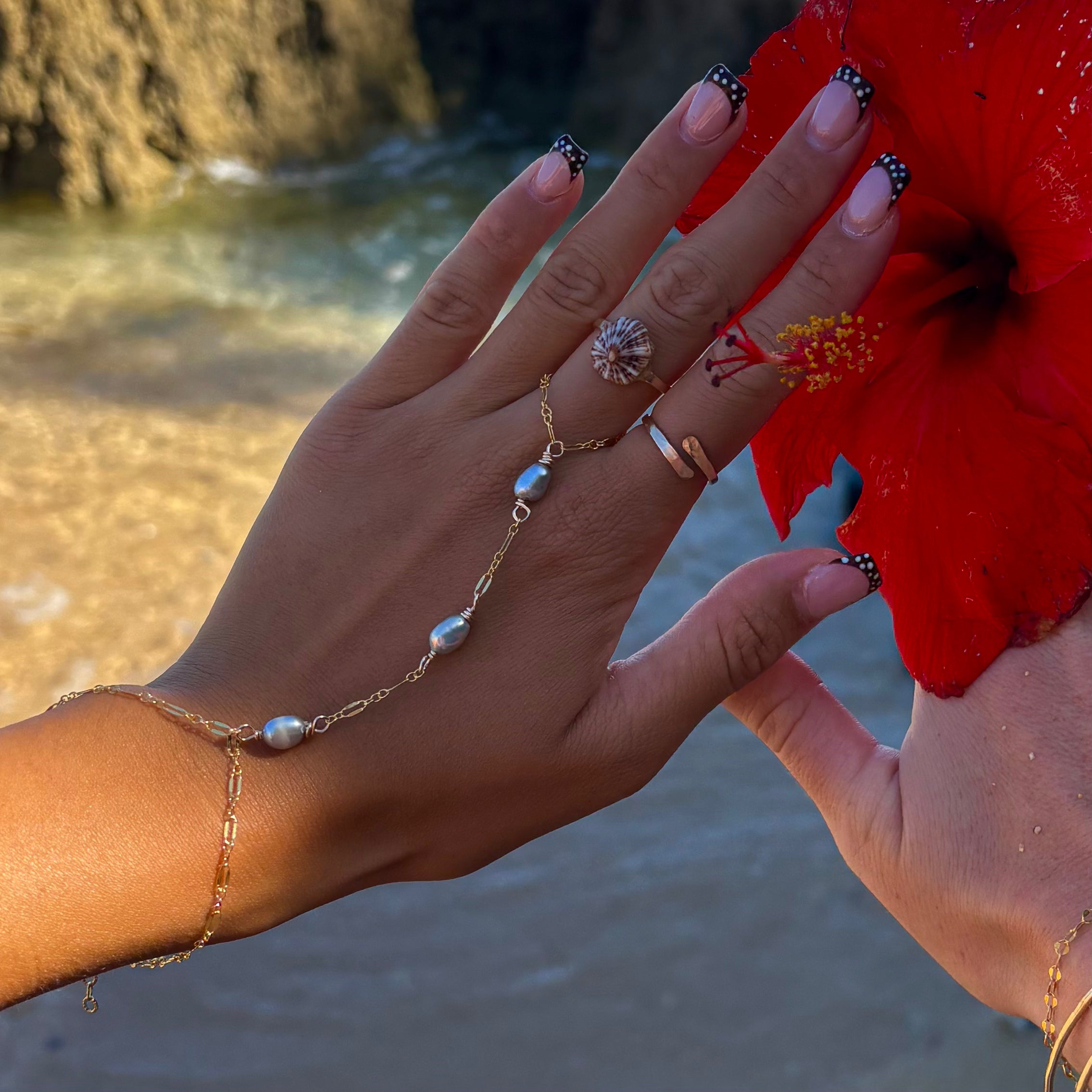 ISLA KESHI HAND CHAIN